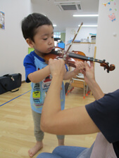 保育園園児がヴァイオリンを弾く写真