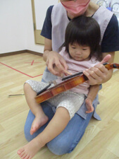 保育園園児がヴァイオリンを弾く写真