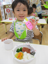茨城県つむぎ保育園龍ヶ崎園　給食を食べる園児写真