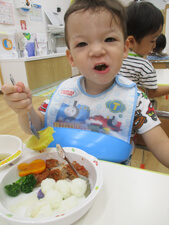 茨城県つむぎ保育園龍ヶ崎園　給食を食べる園児写真