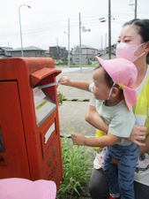 茨城県つむぎ保育園龍ヶ崎園　ポストに手紙を入れる園児の写真