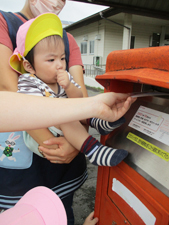 茨城県つむぎ保育園龍ヶ崎園　ポストに手紙を入れる園児の写真