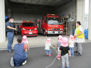 茨城県つむぎ保育園龍ヶ崎園　消防士さんとこどもの交流の写真