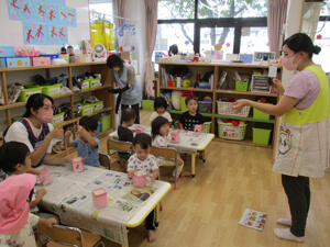 茨城県つむぎ保育園龍ヶ崎園　先生と生徒の写真
