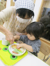 茨城県つむぎ保育園龍ヶ崎園　食事をするこども写真