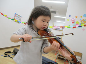 保育園バイオリン教室の様子