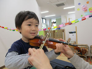 保育園バイオリン教室の様子