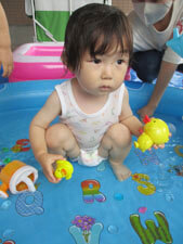 水遊びをする保育園児の写真