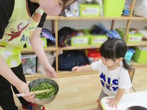 保育園での食育の時間、先生と園児の写真