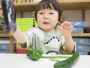 保育園での食育の時間、園児の写真