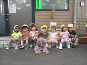 保育園の前で集合する子どもの写真