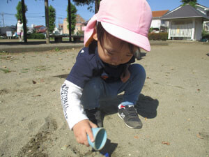 保育園児が砂場で遊ぶ様子