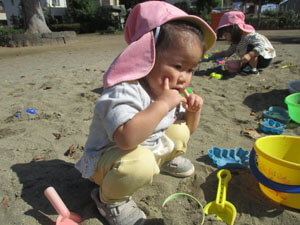 保育園児が砂場で遊ぶ様子