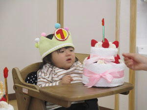 保育園で誕生日を祝われる園児の写真