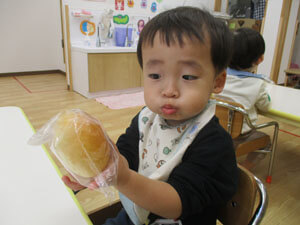 保育園でパンを食べる園児の様子