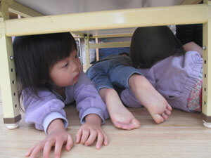 保育園で子供たちが避難訓練をする様子の写真