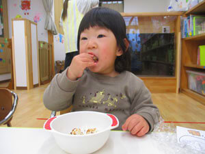 保育園で食事をする園児の写真