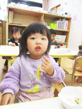 保育園で食事をする園児の写真