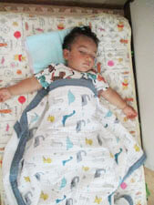保育園お昼寝中の赤ちゃんの写真