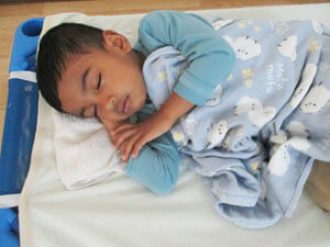保育園お昼寝中の赤ちゃんの写真