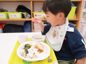 保育園でおやつを食べる園児の様子