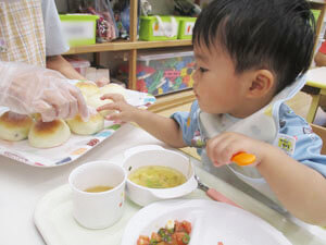 保育園でパンを食べる園児の様子