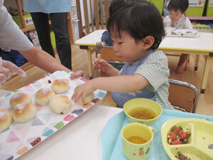 保育園でパンを食べる園児の様子