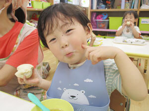 保育園でパンを食べる園児の様子