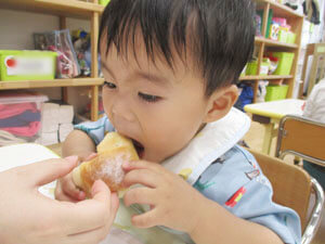 保育園でパンを食べる園児の様子