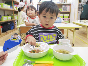 保育園での園児の食事の様子