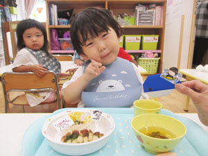 保育園での園児の食事の様子