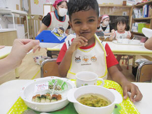 保育園での園児の食事の様子