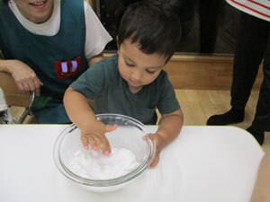 保育園の子供が食材を触る様子