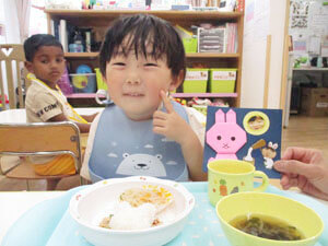 保育園で食事をする子供