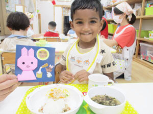 保育園で食事をする子供