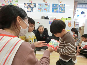 保育園の園児と先生の様子