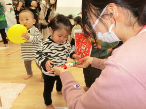 保育園の園児と先生の様子