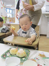 保育園での園児と保護者の様子