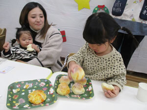 保育園での園児と保護者の様子