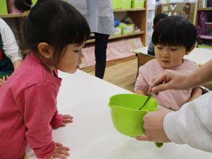 保育園児が興味深く覗く様子