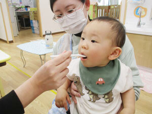 保育園児が食べる様子