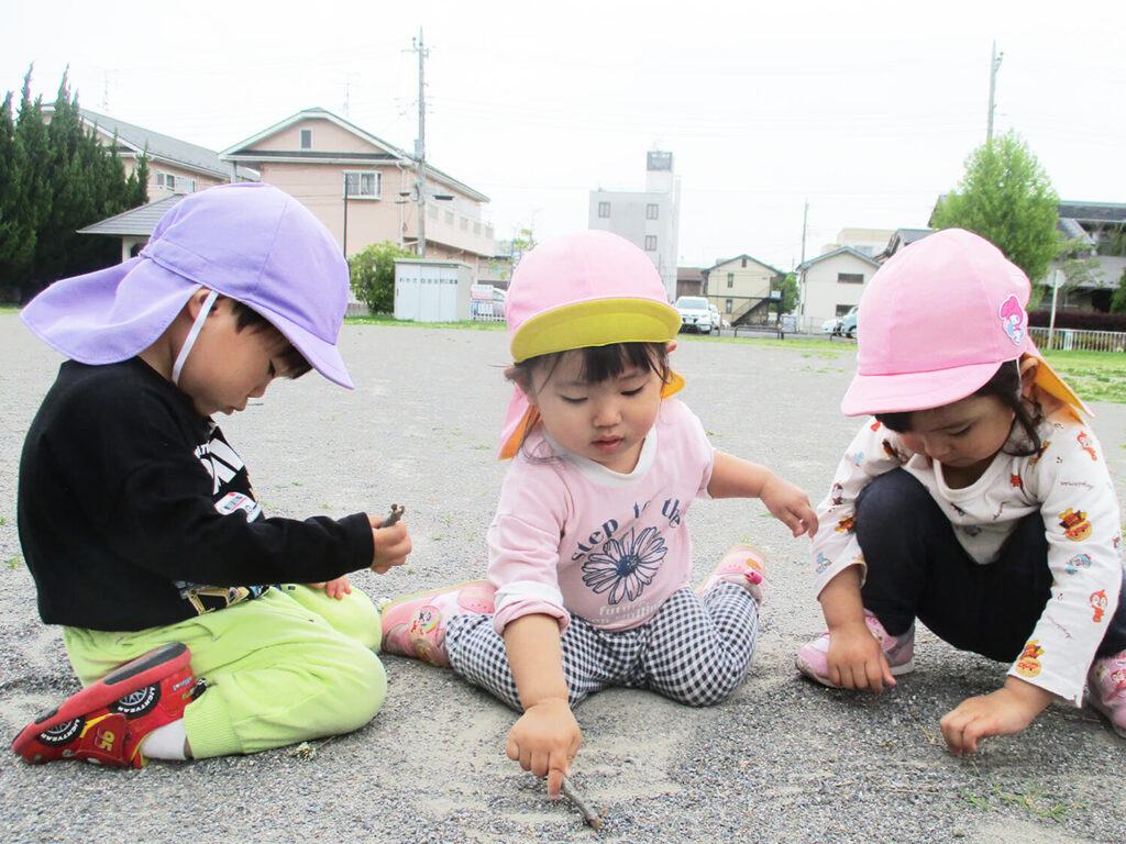 保育園児が外で遊ぶ様子