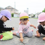 保育園児が外で遊ぶ様子