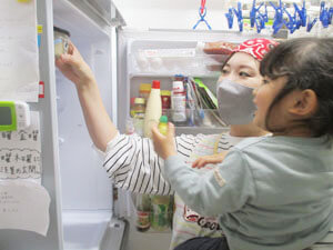 保育園のこどもたちが調理室を見学する様子
