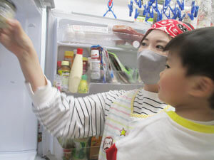 保育園のこどもたちが調理室を見学する様子