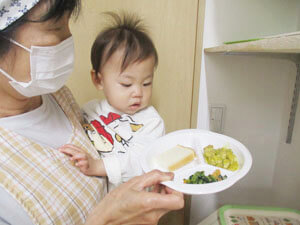 保育園のこどもたちが調理室を見学する様子