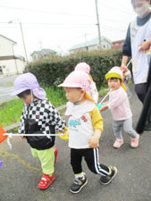 保育園児のお散歩の様子