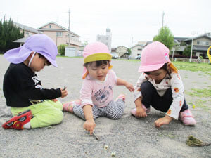 保育園児が外で遊ぶ様子