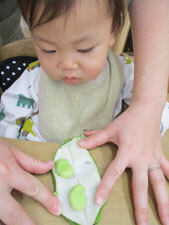 保育園時がそらまめをむく様子