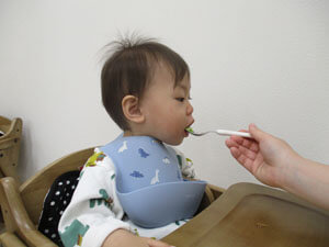 保育園児が給食を食べる様子